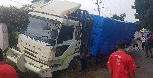 Diduga, awal terjadi kecelakaan akibat rem blong satu (1) unit truk trailer nopol BM 8238 ZU bermuatan triplek pengangkut kayu