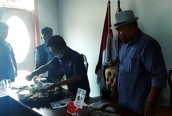 Pemotongan nasi tumpeng, mewarnai hari jadinya Dewan Pimpinan Daerah (DPD) Partai Nasional Demokrasi (Nasdem) Way Kanan, yang ke 9 tahun.