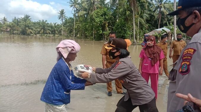 Kapolres Batu Bara Kunjungi Desa Sei Mataram Perbatasan Asahan Banjir