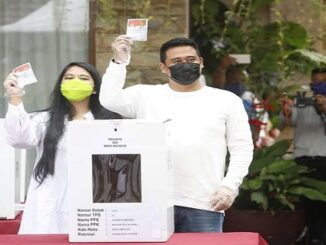 Boby Nasution bersama istri mencoblos di TPS 022 Komplek Tasbih I