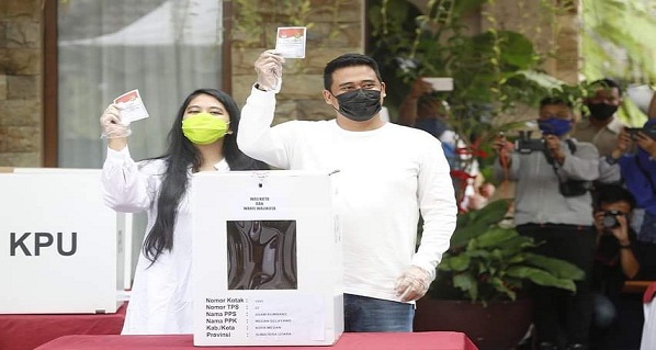 Boby Nasution bersama istri mencoblos di TPS 022 Komplek Tasbih I