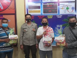 Kapolres Toba AKBP Akala Fikta Jaya S.ik, MH melalui Kasubag Humas Polres Toba AIPTU Khairudin Sukri Yanto memberikan bingkisan Natal untuk Jurnalis di Kabupaten Toba, di Mako Polres Toba Senin (28/12/2020) sekira pukul 13.00 Wib