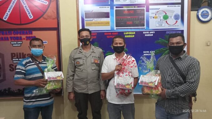 Kapolres Toba AKBP Akala Fikta Jaya S.ik, MH melalui Kasubag Humas Polres Toba AIPTU Khairudin Sukri Yanto memberikan bingkisan Natal untuk Jurnalis di Kabupaten Toba, di Mako Polres Toba Senin (28/12/2020) sekira pukul 13.00 Wib