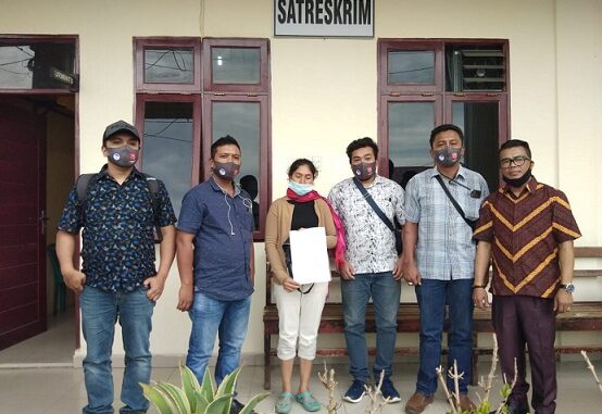 Ket foto; Lembaga Perlindungan anak Kabupaten Karo mendampingi ibu korban membuat laporan aksi kekersan terhadap anak ke kantor polisi kab Karo. foto terkelin bukit