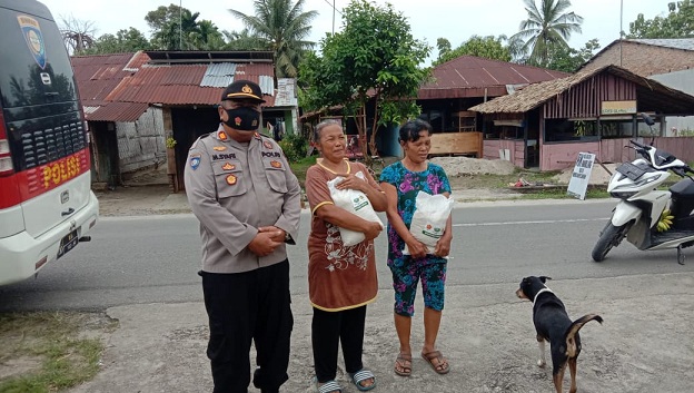 Kapolres Batu Bara Safari Kasih Berbagi Sembako Ke Umat Kristen