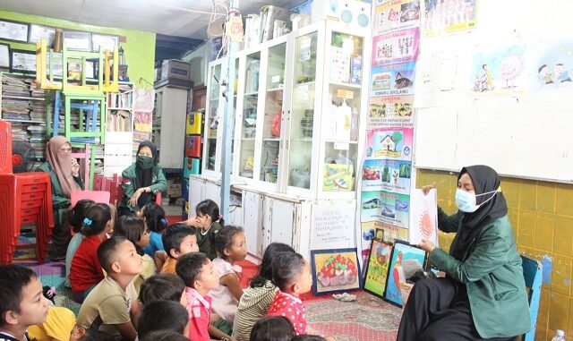 Mahasiswi Praktikum Ilmu Kesejahteraan Sosial FISIP USU Beri Edukasi Pandemi Covid-19 kepada Anak Jalanan di LSM KOPA Medan