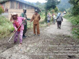 TNI-Polri dan Masyarakat Gotong Royong (GoRo) bersama masyarakat di sepanjang Jalan Umum Sigapiton Desa Sigapiton Kecamatan Ajibata, Kabupaten Toba, Provinsi Sumatera Utara, Selasa (05/12/2020) sekira pukul 10.00 Wib - 14.00 Wib