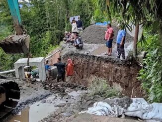 Ket foto,: jalan yang terputus karena longsor di kerjakandengan alat berat pemasangan gorong gorong , foto terkelin bukit