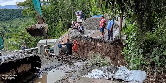 Ket foto,: jalan yang terputus karena longsor di kerjakandengan alat berat pemasangan gorong gorong , foto terkelin bukit