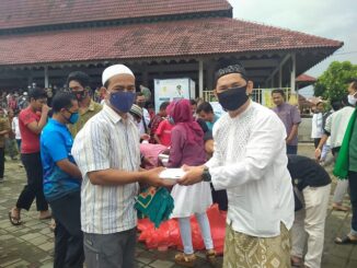 Kabaharkam Polri Komjen Pol Drs Agus Andrianto Bersama PP Prima DMI (Perhimpunan Remaja Masjid)Berbagi Nasi Box pada Lepas Shalat Jum'at. (18/12/2020)