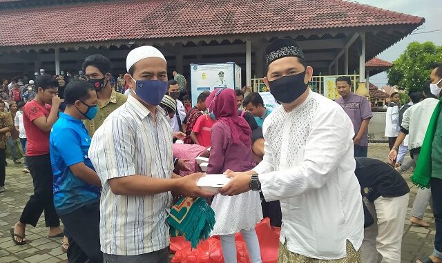 Kabaharkam Polri Komjen Pol Drs Agus Andrianto Bersama PP Prima DMI (Perhimpunan Remaja Masjid)Berbagi Nasi Box pada Lepas Shalat Jum'at. (18/12/2020)