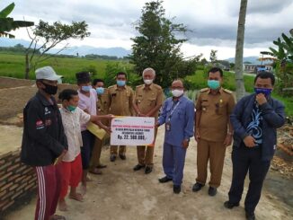 PT INALUM Bantu Korban Kebakaran di Desa Pardomuan Nauli dan Desa Oppu Raja Hutapea Timur, Senin (07/12/2020).