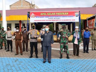 Ket foto; Ket foto : Kapolres Tanah Karo AKBP Yustinus Setyo Indriono didamping Bupati Karo Terkelin Brahmana SH MH saat memberikan keterangan kepada wartawan di halaman Polres Tanah Karo, Senin (21/12) 2020 ,foto terkelinbukit