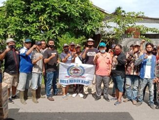 Kegiatan gotong royong di Dusun lll, Desa Medan Krio, Sumatera Utara. Minggu (13/12/2020)