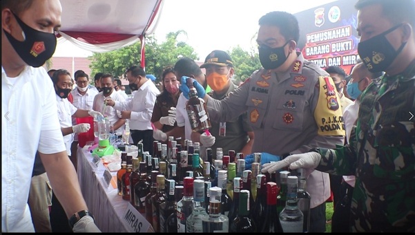 Kepolsian Daerah Nusa Tenggara Barat menggelar acara Pemusnahan barang bukti Narkoba dan Miras serentak dilaksanakan di seluruh jajaran Kepolisian Daerah Nusa Tenggara Barat, Rabu (2/12/2020)