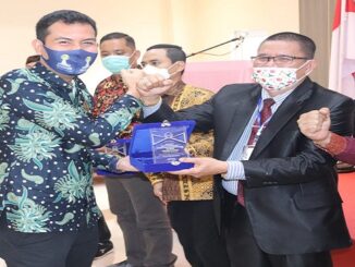 eks photo (her). Azi Pratama Pangaribuan SH MH memberikan cendera mata kepada anggota DPRD Kota Pematangsiantar Ferry Sinamo.