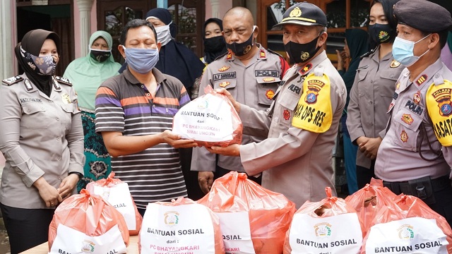Bhayangkari cabang Simalungun peduli kepada warga korban dampak banjir di wilayah hukumnya. Sabtu siang (05/12/2020)