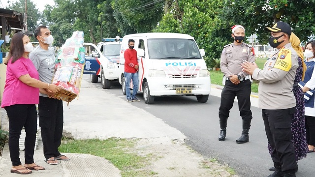 Kapolres Simalungun AKBP Agus Waluyo SIK didampingi Ketua Bhayangkari Cabang Simalungun Ny Rissa Agus Waluyo