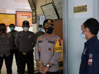 Kapolres Toba AKBP Akala Fikta Jaya S.ik, MH melaksanakan pengecekan ke Kantor KPU Tobasa, Sabtu (12/12/2020)