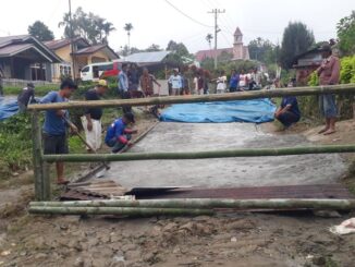 Aksi protes dan swadaya membangun jalan, oleh warga Panombeian Huta Urung, Kecamatan Jorlang Hataran Kabupaten Simalungun Sumut