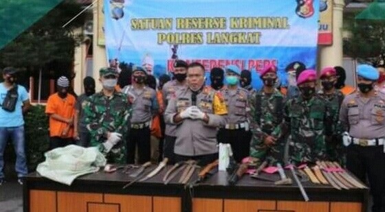 Preman dan Tiga Puluh Dua (32) senjata tajam berjenis kampak, pisau, gunting dan samurai.