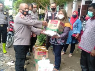 Polsek Serbelawan Salurkan Bantuan Bahan Pangan Kepada Korban Banjir di Sinaksak Kamis (03/12/2020)