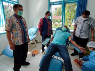 Ket,foto: sekda kab Karo Drs Kamperas Terkelin Purba, M.Si saat melakukan donor darah di Rumah Sakit Umum kabanjahe. foto : terkelinbukit.