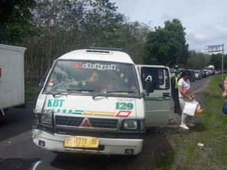 tiga unit kendaraan mengalami kecelakaan lalu lintas tepatnya di jalan lintas Sumatera km 13-14 jurusan Pematang Siantar- Medan.