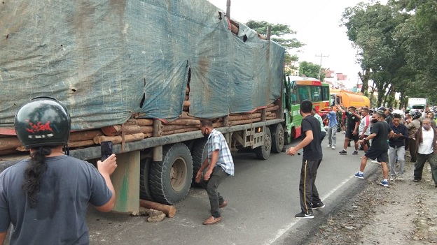 Warga bersama TNI mencoba menolong korban kecelakaan