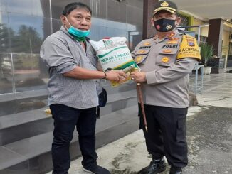 Kapolres Batu Bara pada saat menyerahkan bingkisan kepada wartawan di Polres Batu Bara, Senin (28/12/2020).