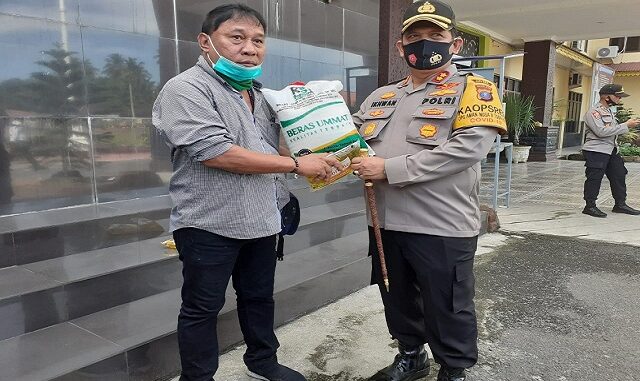 Kapolres Batu Bara pada saat menyerahkan bingkisan kepada wartawan di Polres Batu Bara, Senin (28/12/2020).