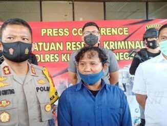 Kapolres Kukar AKBP Irwan Masulin Ginting (kiri) saat menghadirkan Ahmad (baju biru) selaku saksi korban penyebaran hoaks