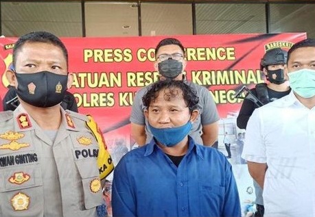 Kapolres Kukar AKBP Irwan Masulin Ginting (kiri) saat menghadirkan Ahmad (baju biru) selaku saksi korban penyebaran hoaks