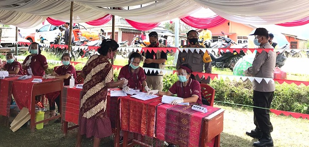 Wakapolres Toba KOMPOL Janner Panjaitan SH, MH Cek Langsung Pengamanan PAM dan Beri Himbauan Prokes di TPS, Rabu (09/12/2020)