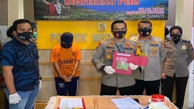 Press Conference, Waka Polrestabes Medan AKBP Irsan Sinuaji SIK.MH didampingi Kapolsek Medan Kota KOMPOL Riki Ramadhan SIK dan Kanit Reskrim Polsek Medan Kota IPTU Ainul Yaqin SIK