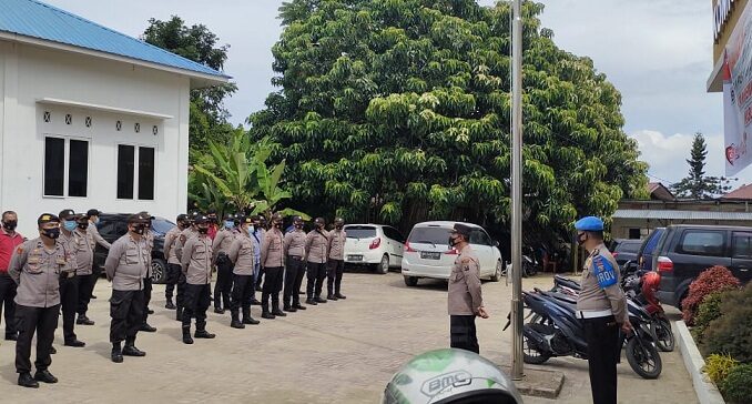 Polres Toba tetap siagakan personil pengamanan di Kantor Komisi Pemilihan Umum (KPU) Kabupaten Toba, Kamis (21/01/2021) sekira pukul 11.30 Wib