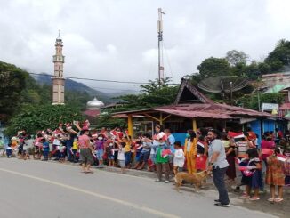 Antusias warga Parapat mulai dari anak-anak sampai dewasa berharap agar kedatangan Menlu China ini membawa angin segar Pariwasata di Danau Toba