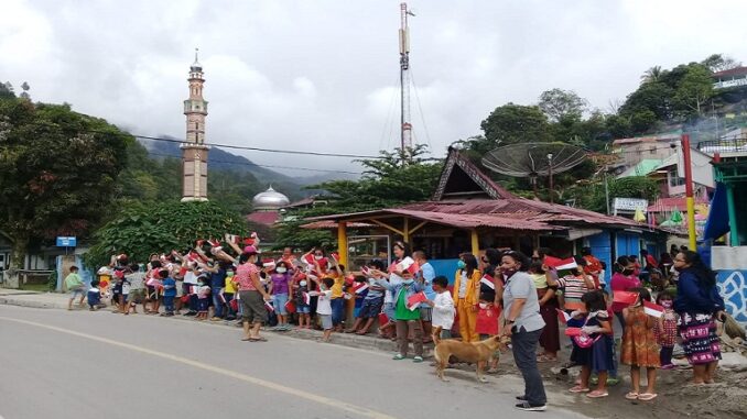 Antusias warga Parapat mulai dari anak-anak sampai dewasa berharap agar kedatangan Menlu China ini membawa angin segar Pariwasata di Danau Toba