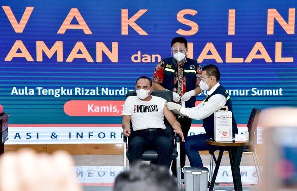 Gubernur Sumatera Utara (Sumut) Edy Rahmayadi menerima suntikan vaksin Covid-19 di Aula Tengku Rizal Nurdin, Rumah Dinas Gubernur