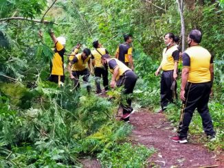 Personil Polsek Balige dan Polres Toba gelar Gotong Royong (GoRo) di sepanjang jalan Desa Dolok Tolong, Kecamatan Tampahan, Kabupaten Toba, Sumatera Utara, Jumat (22/01/2021) sekira pukul 10.00 Wib