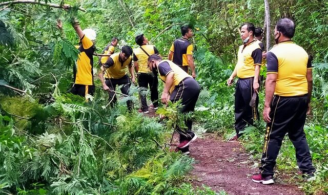 Personil Polsek Balige dan Polres Toba gelar Gotong Royong (GoRo) di sepanjang jalan Desa Dolok Tolong, Kecamatan Tampahan, Kabupaten Toba, Sumatera Utara, Jumat (22/01/2021) sekira pukul 10.00 Wib