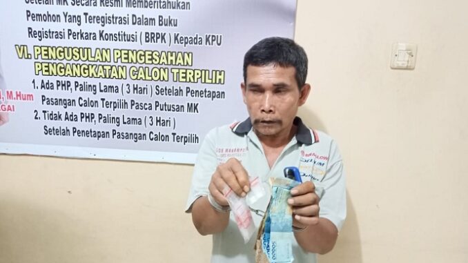 Mahrup (51) tak berkutik saat digrebek Unit Reskrim Polsek Dolok Masihul di rumahnya, di Dusun II, Desa Tanjung Harap Kec.Serba Jadi Kab. Serdang Bedagai, Rabu, (6/1/202) sekira pukul 18.00 WIB.