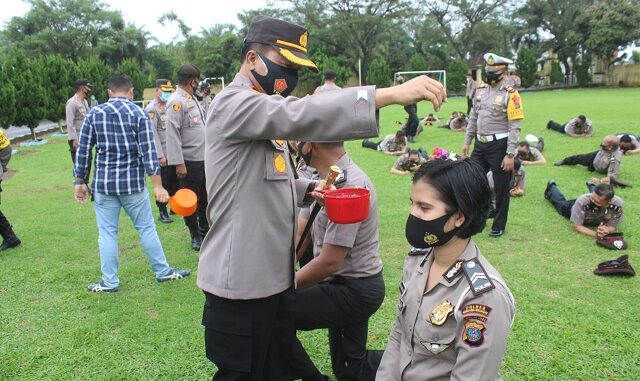 Kapolres Serdang Bedagai AKBP Robin Simatupang SH MHum pimpin upacara kenaikan pangkat setingkat (Korp Raport), Sabtu (2/1/2021) pagi di halaman Mapolres.