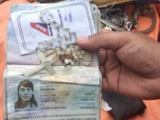 Kalung rosario, cincin dan paspor milik Grislend Gloria Natalies pramugasi NAM Air yang menjadi korban pesawat Sriwijaya Air SJ182 yang jatuh di perairan Kepulauan Seribu. (ANTARA/Fauzi Lamboka)