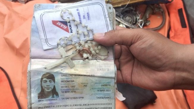 Kalung rosario, cincin dan paspor milik Grislend Gloria Natalies pramugasi NAM Air yang menjadi korban pesawat Sriwijaya Air SJ182 yang jatuh di perairan Kepulauan Seribu. (ANTARA/Fauzi Lamboka)