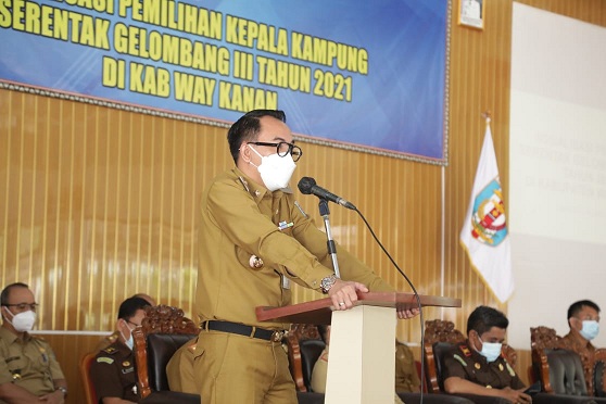 Bupati H. Raden Adipati Surya, S.H.,M.M saat membuka Sosialisasi Pemililhan Kepala Kampung di Wilayah Kabupaten Way Kanan Tahun 2021 di Gedung Serba Guna, Selasa (26/01/2021)