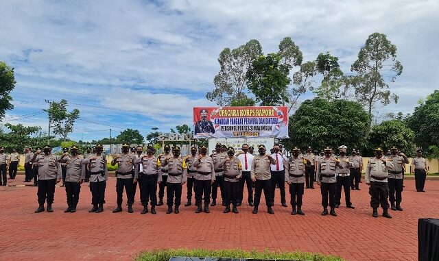 KAPOLRES Simalungun AKBP Agus Waluyo SIK bertindak sebagai Inspektur dalam Upacara Korps Raport Kenaikan Pangkat Perwira dan Brigadir Polri jajaran Polres Simalungun