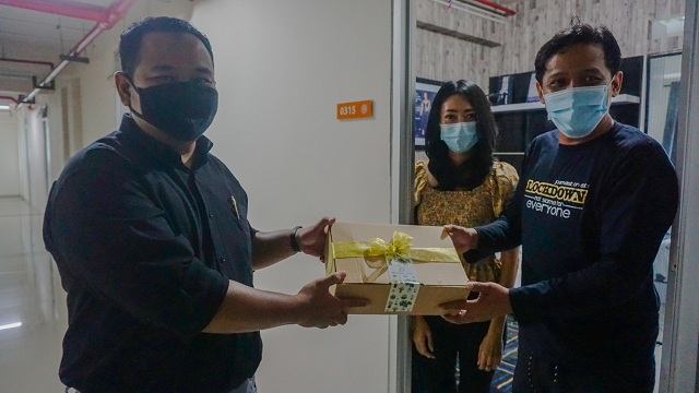 Peringati Hari Sejuta Pohon Sedunia, Sarana Jaya Salurkan 450 Paket Tanaman Penyerap Racun Udara Bagi Warga Menara Samawa