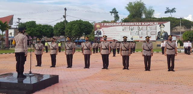 Kapolres Toba AKBP Akala Fikta Jaya S.ik,MH pimpin upacara serah terima jabatan (Sertijab) di Lapangan Apel Mapolres Toba, Sabtu (02/01/2021)