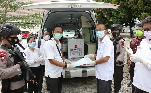 Vaksin tiba di Dinas Kesehatan Kota Pematangsiantar, Jalan Sutomo, dengan pengawalan ketat dari Brimob Subden IIB Pematangsiantar, dari Polres Pematangsiantar